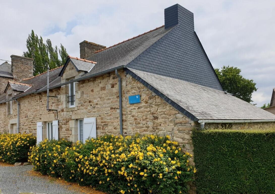 Charming Traditional 2-Bed Cottage Near Plémet エクステリア 写真