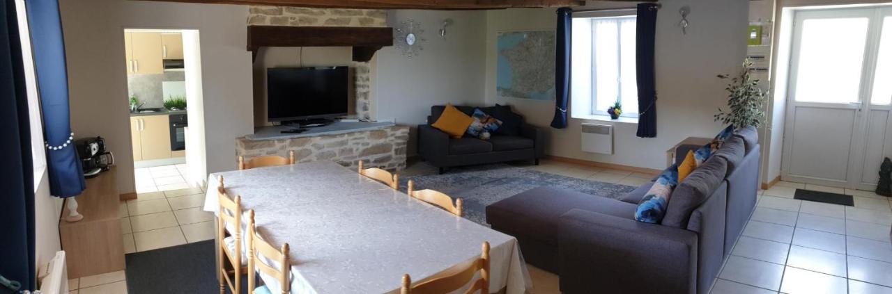 Charming Traditional 2-Bed Cottage Near Plémet エクステリア 写真