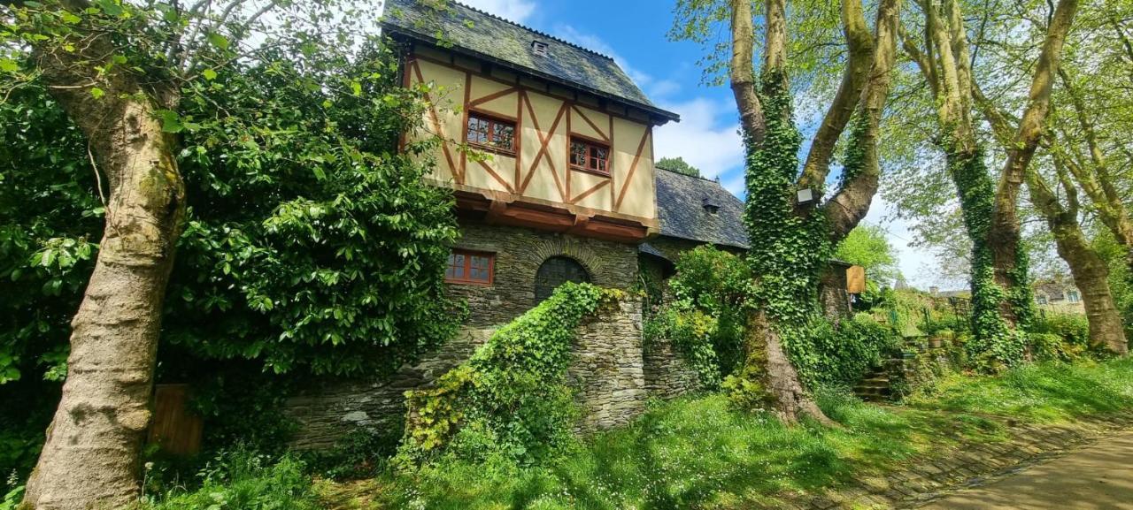 Charming Traditional 2-Bed Cottage Near Plémet エクステリア 写真