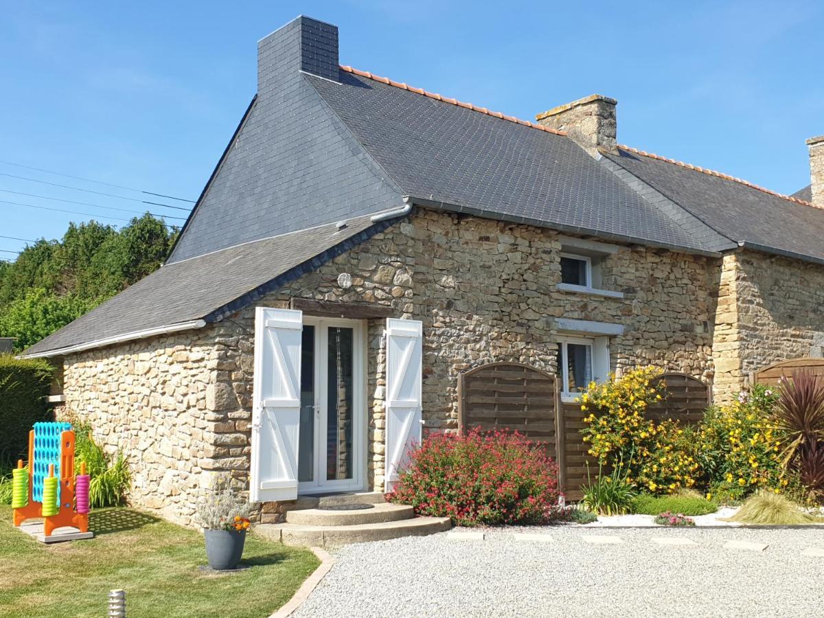 Charming Traditional 2-Bed Cottage Near Plémet エクステリア 写真